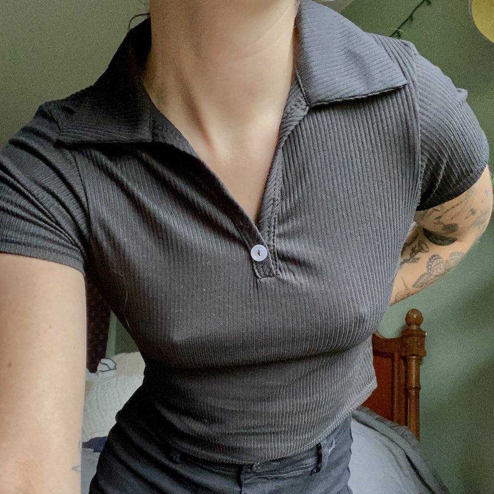 RIBBED CROPPED BUTTON UP TEE